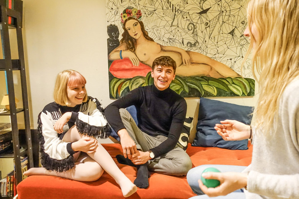Elever på værelse på Odense Fri Fagskole Elever på værelse på Odense Fri Fagskole