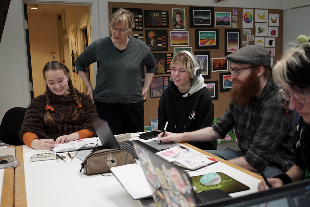 Design+ med materialer og skitser