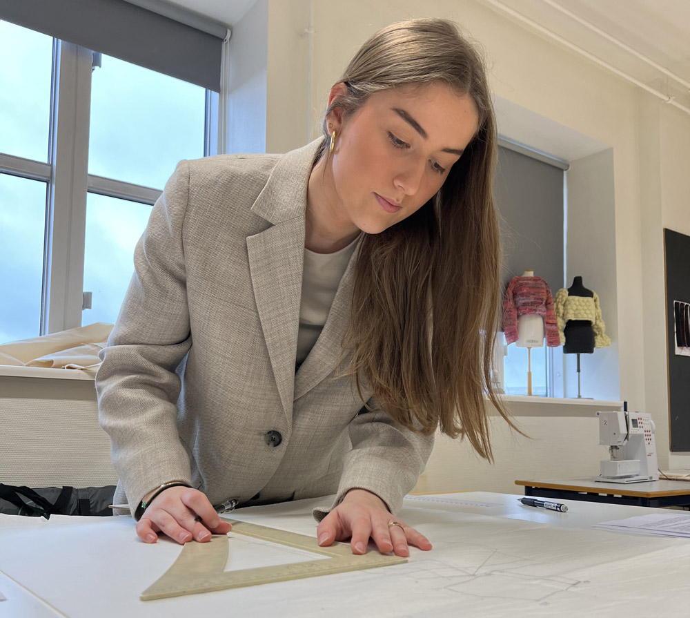 Mode og Tekstildesign konstruktion Elev arbejder med mønsterkonstruktion på Mode og Tekstildesign