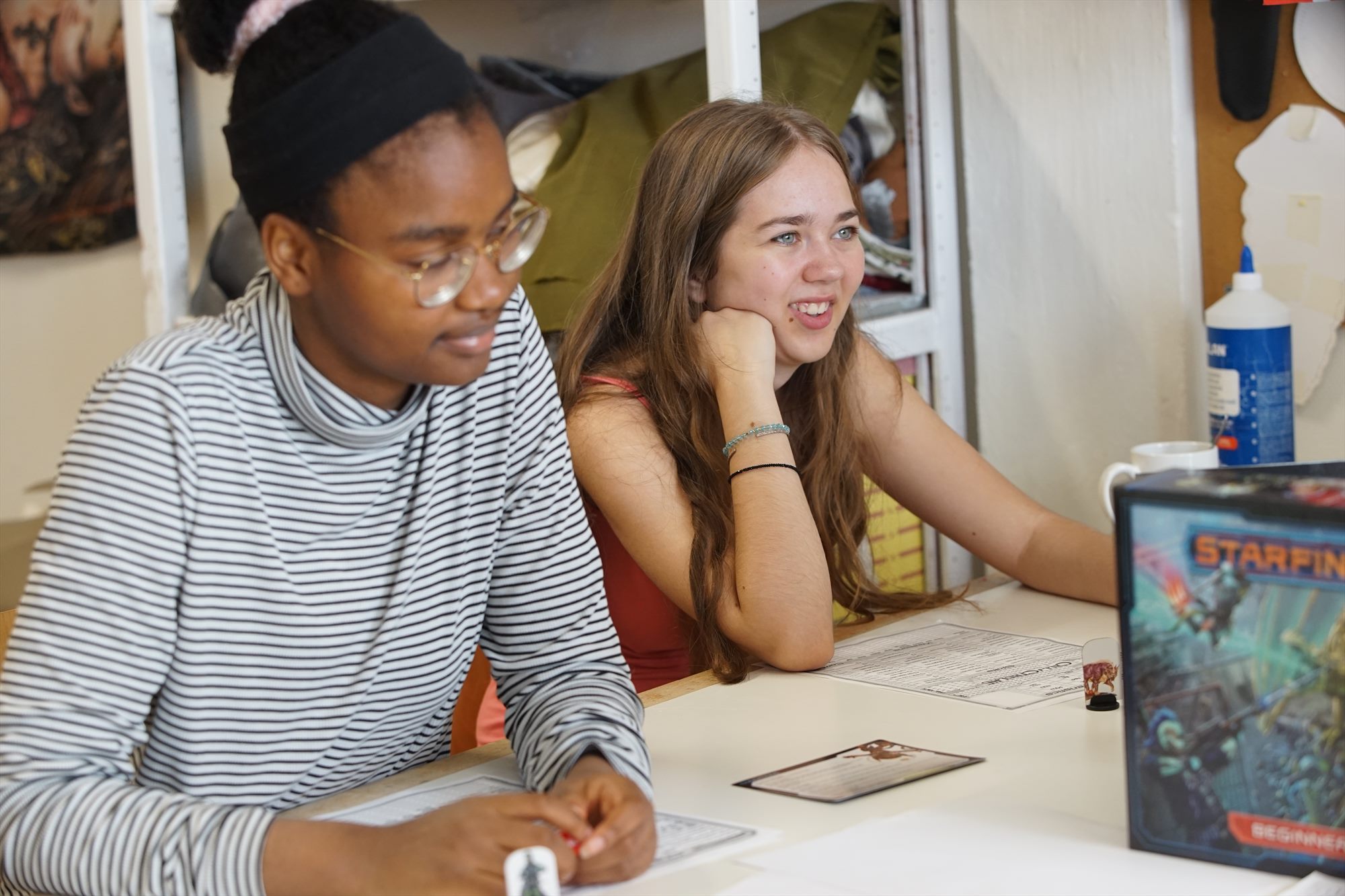 Elever samles om en kreativ aktivitet efter skoletid