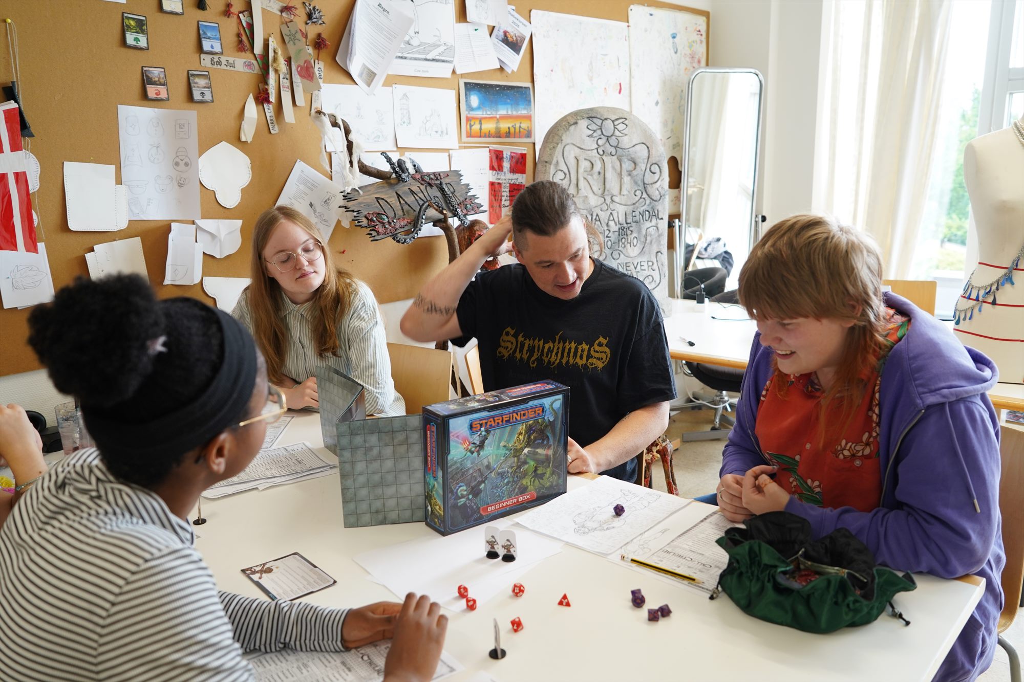 Craft & Play elever arbejder med kostumer og rekvisitter